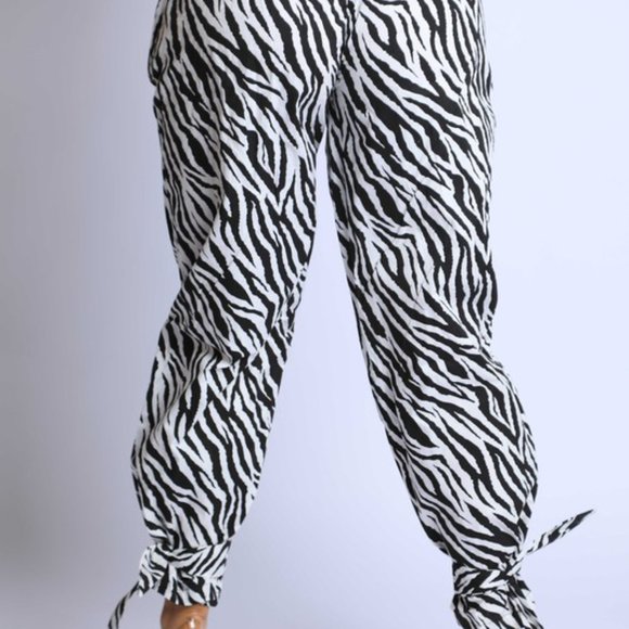 Women's Black & White Zebra Print Belted Paper Bag Cargo Pants - Picture 4 of 6